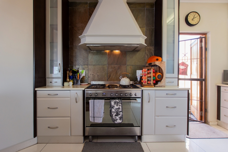 5 Bedroom Property for Sale in Myburgh Park Western Cape